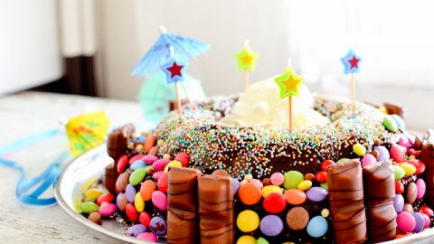 Gateau D Anniversaire Aux Smarties Et Kinders Bueno Recette Facile