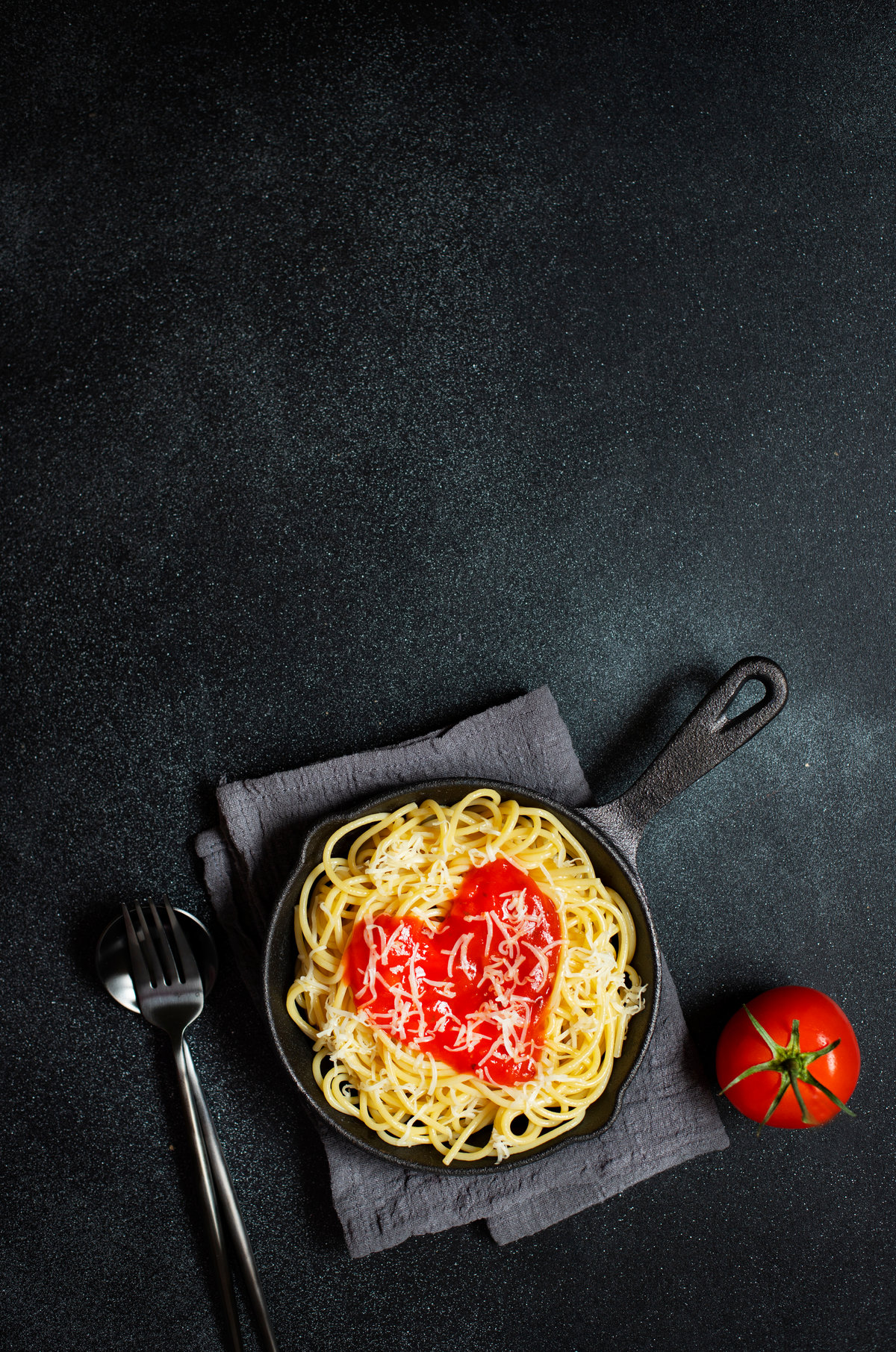 Un plat de spaghettis sauce tomate pour les amoureux