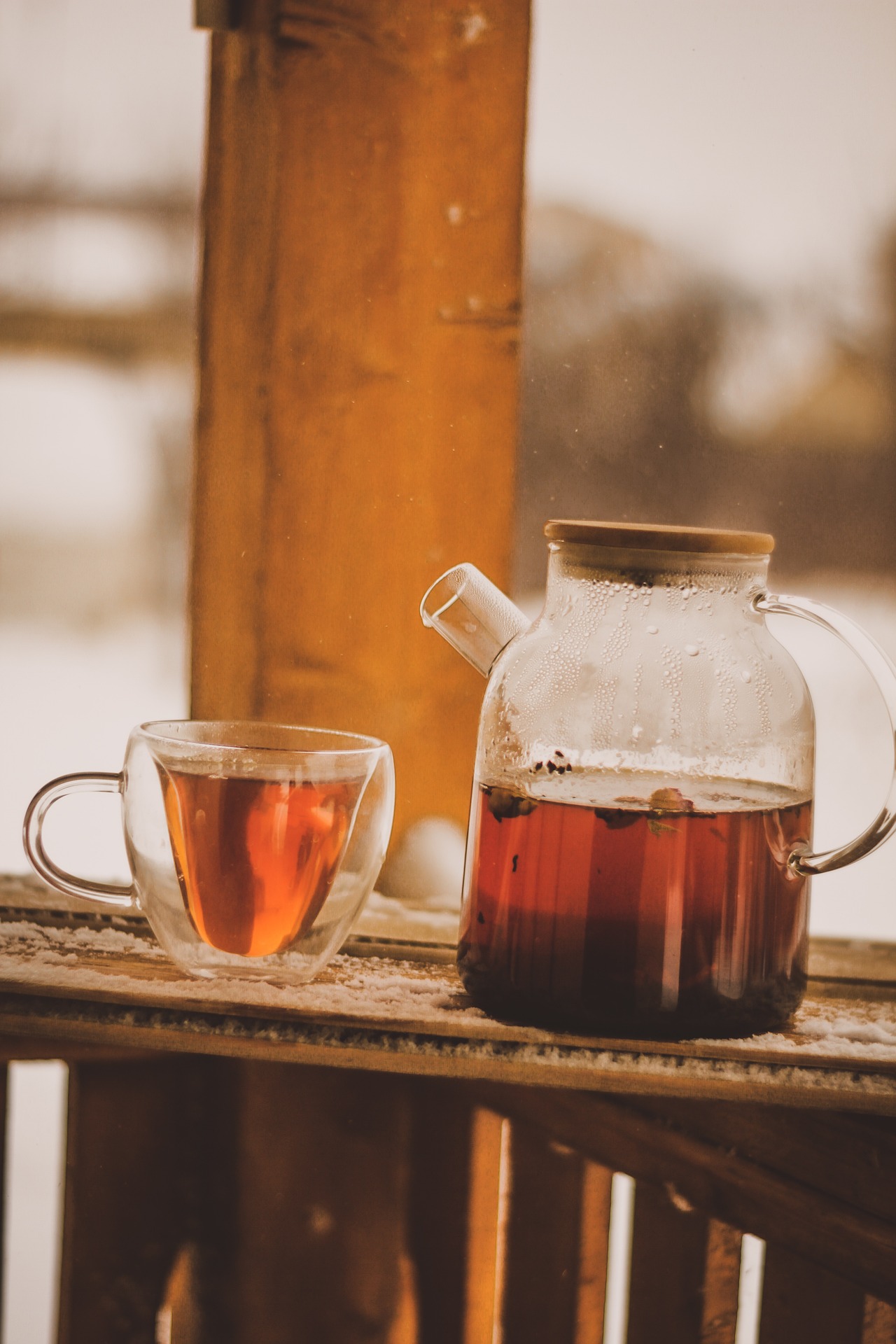 théière et tasse posées sur une rambarde