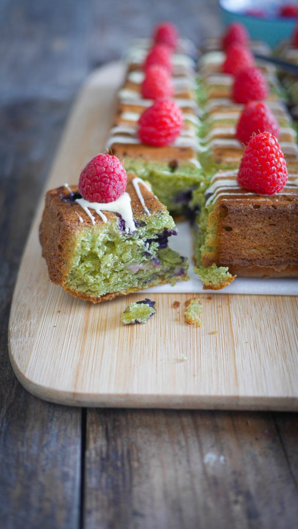 une part du gâteau pistache framboises découpées