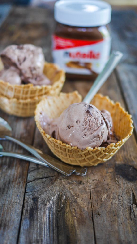 Boule de glace nutella maison dans une coupelle biscuit