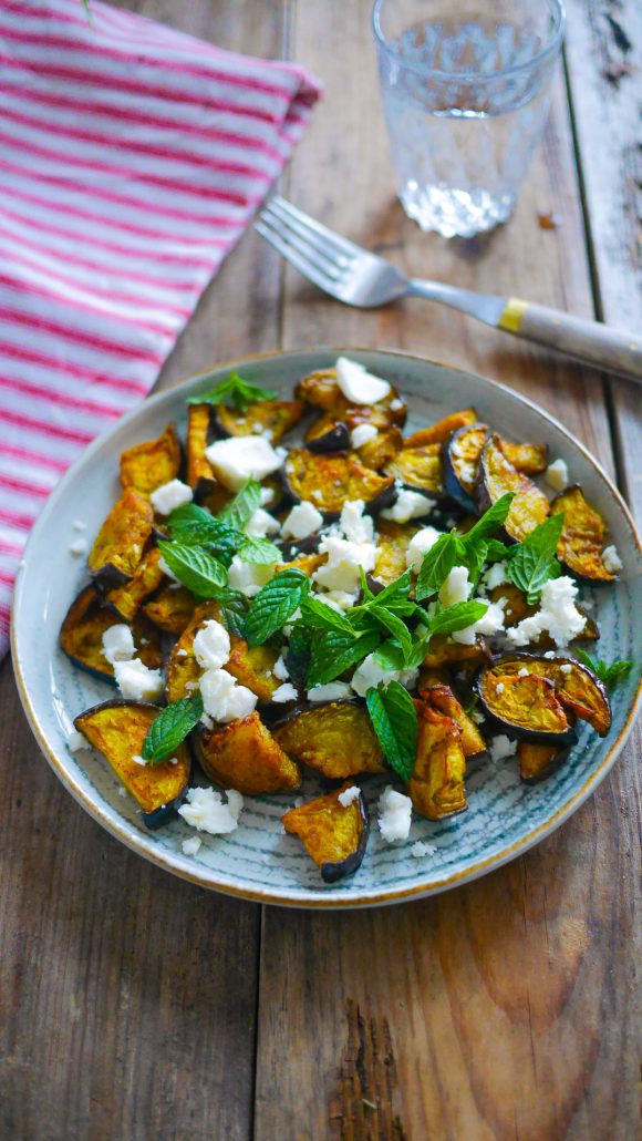 Assiette d'aubergines rôties au curry cuites à l'airfryer, servies avec menthe et feta