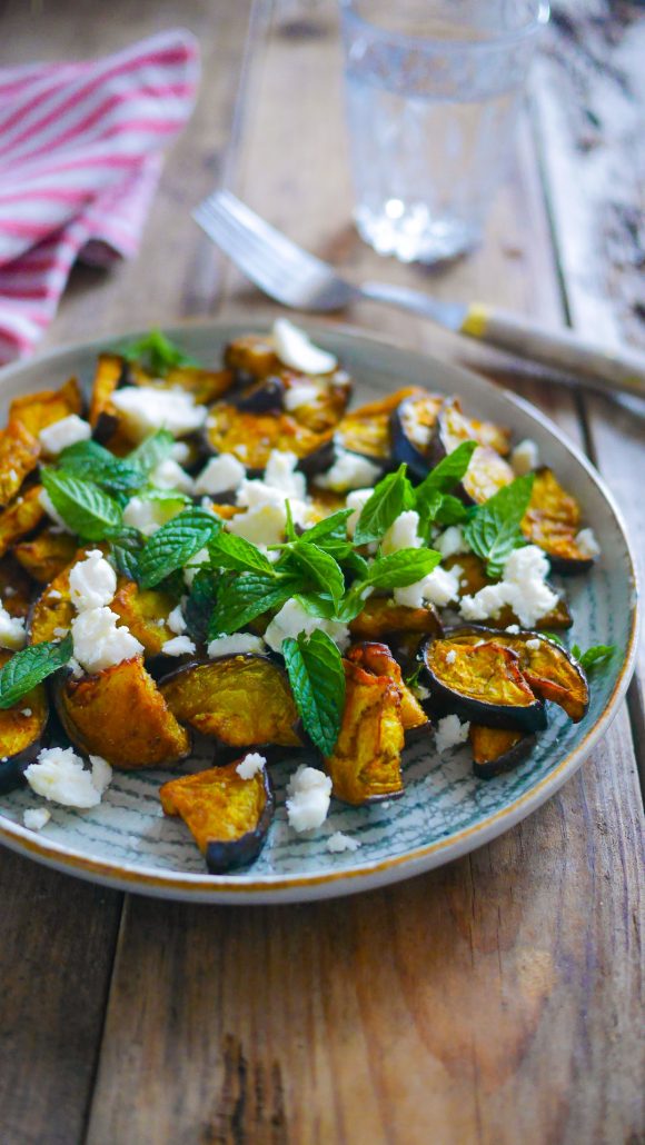 Assiette d'aubergines cuite à l'airfryer , parfumées au curry, feta émiettée et de des feuilles de menthe fraiche