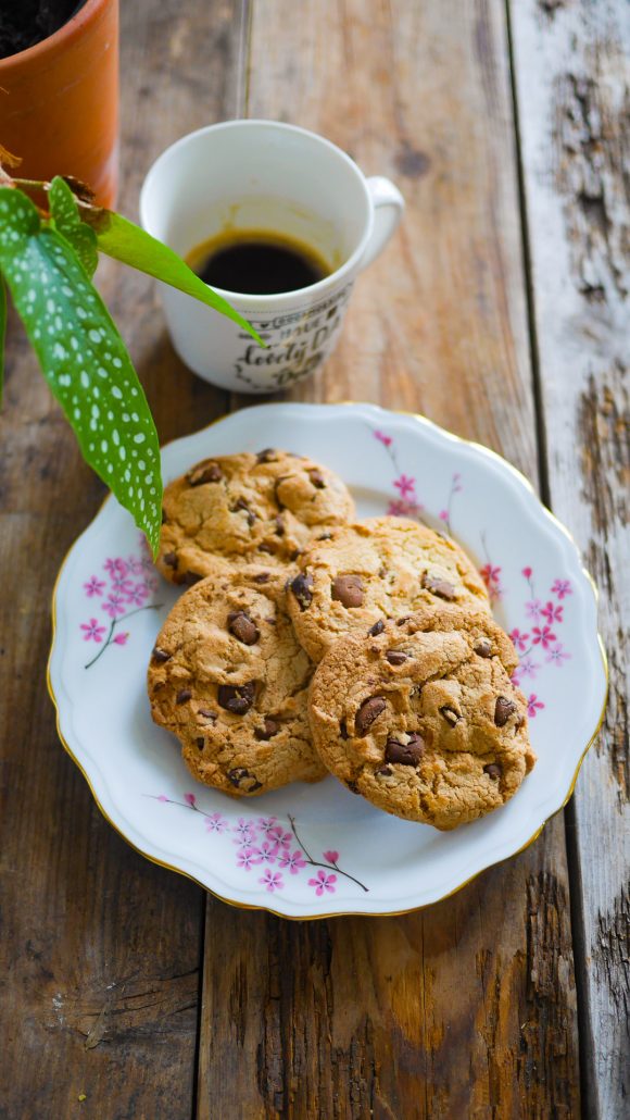 Assiette avec des cookies pépites de chocolat cuits à l'airfyrer