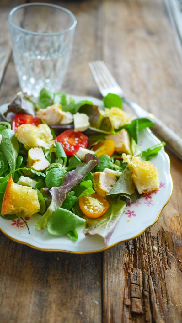 Assiette de salade avec poulet croustillant et croutons cuits à l'airfryer