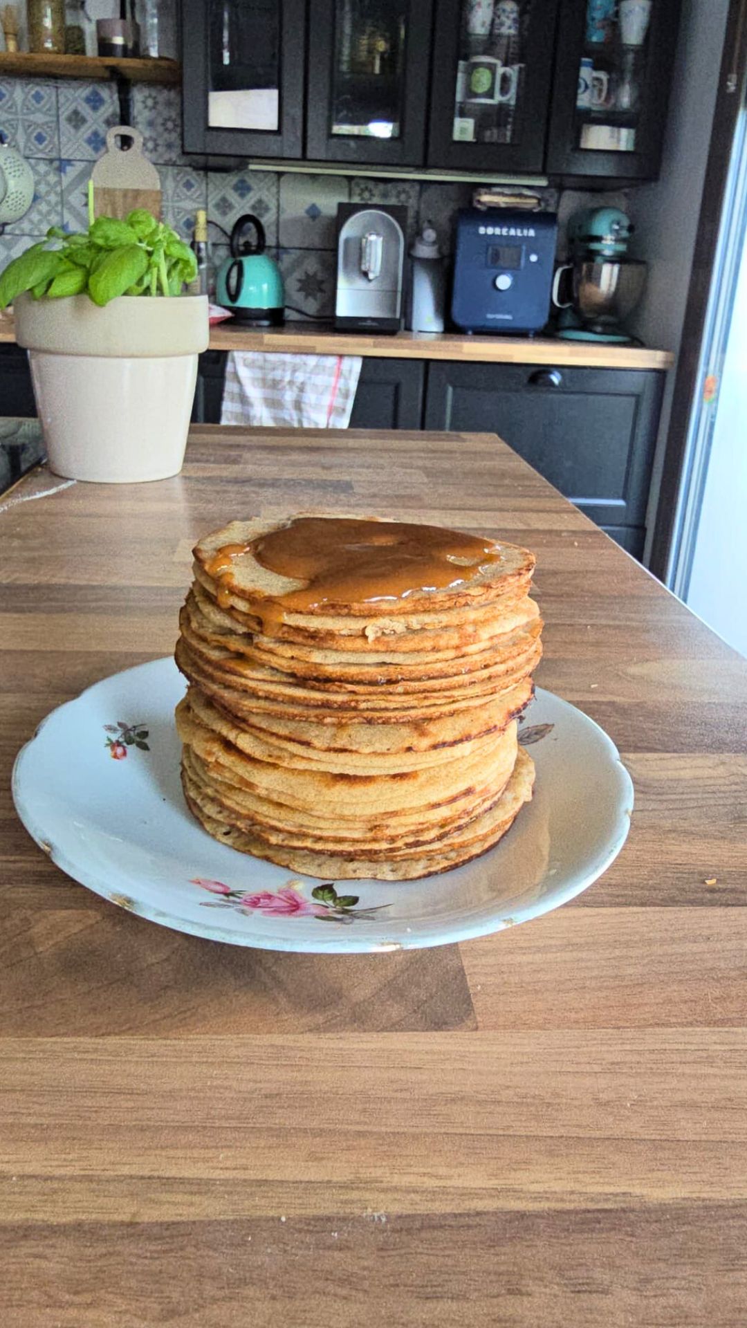 tas de petites crêpes sans lactose empilées sur une assiette