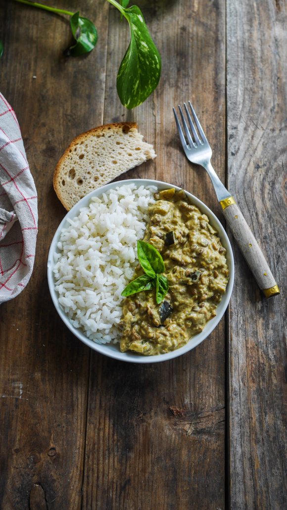 Assiette de curry d'aubergines aux lentilles avec du riz