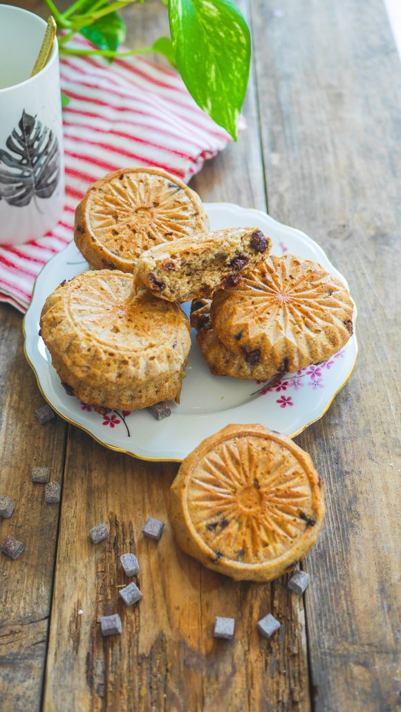 Petits gâteau chocolat banane posés sur une assiette