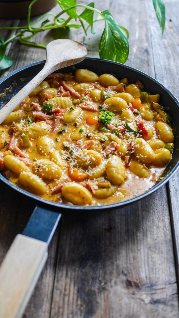 Poêlée de gnocchis courgettes tomates cerises, lardons et lait de coco à la tomate