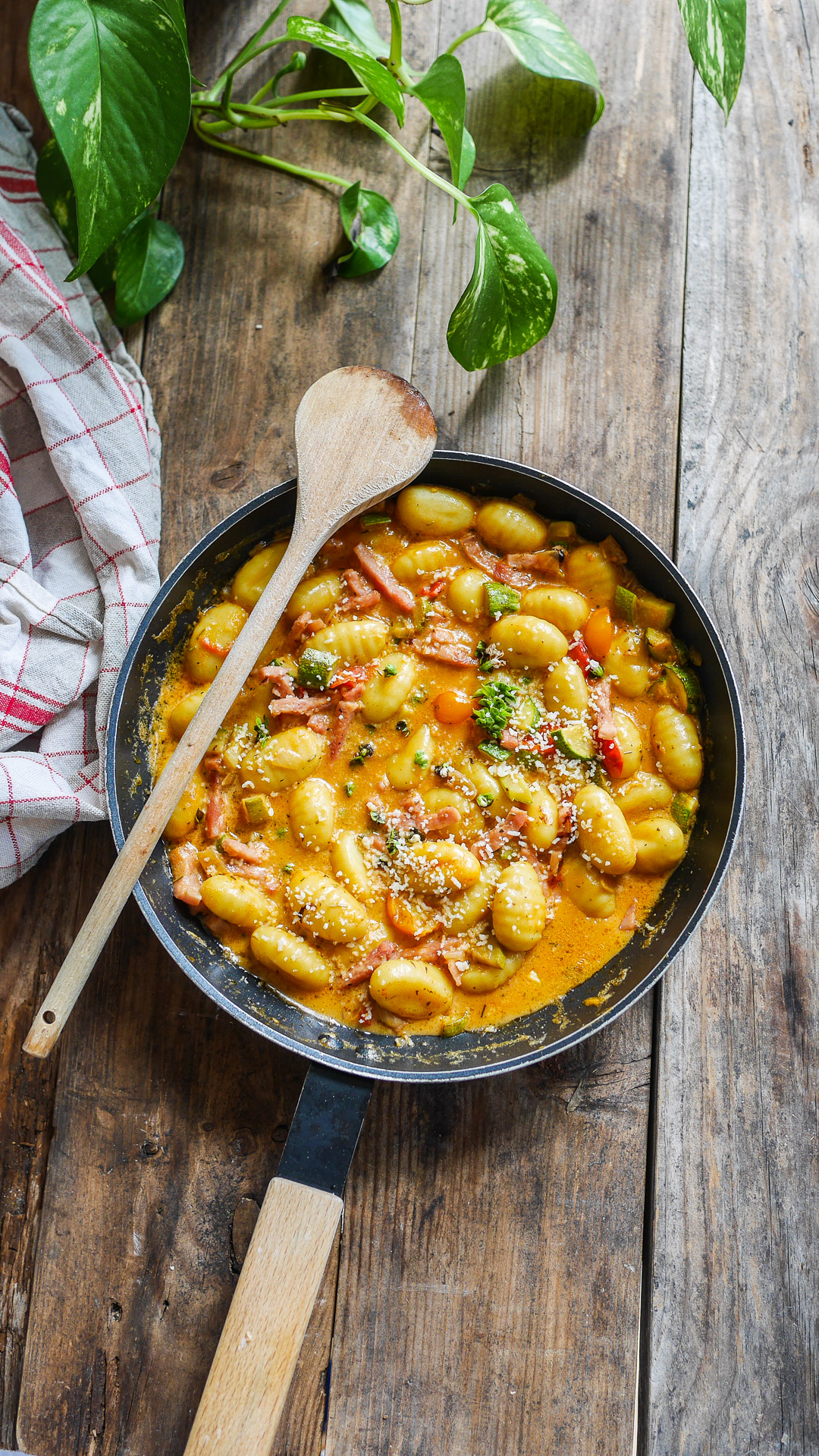 Poêlée de gnocchis courgettes lardons tomates cerises et lait de coco, avec des feuilles de basilic