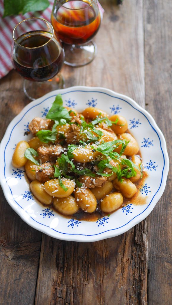 Assietet de gnocchis cuit en one pot au poulet et tomates séchées