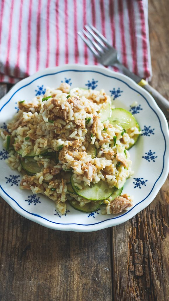 Assiette de salade de riz au concombre et thon