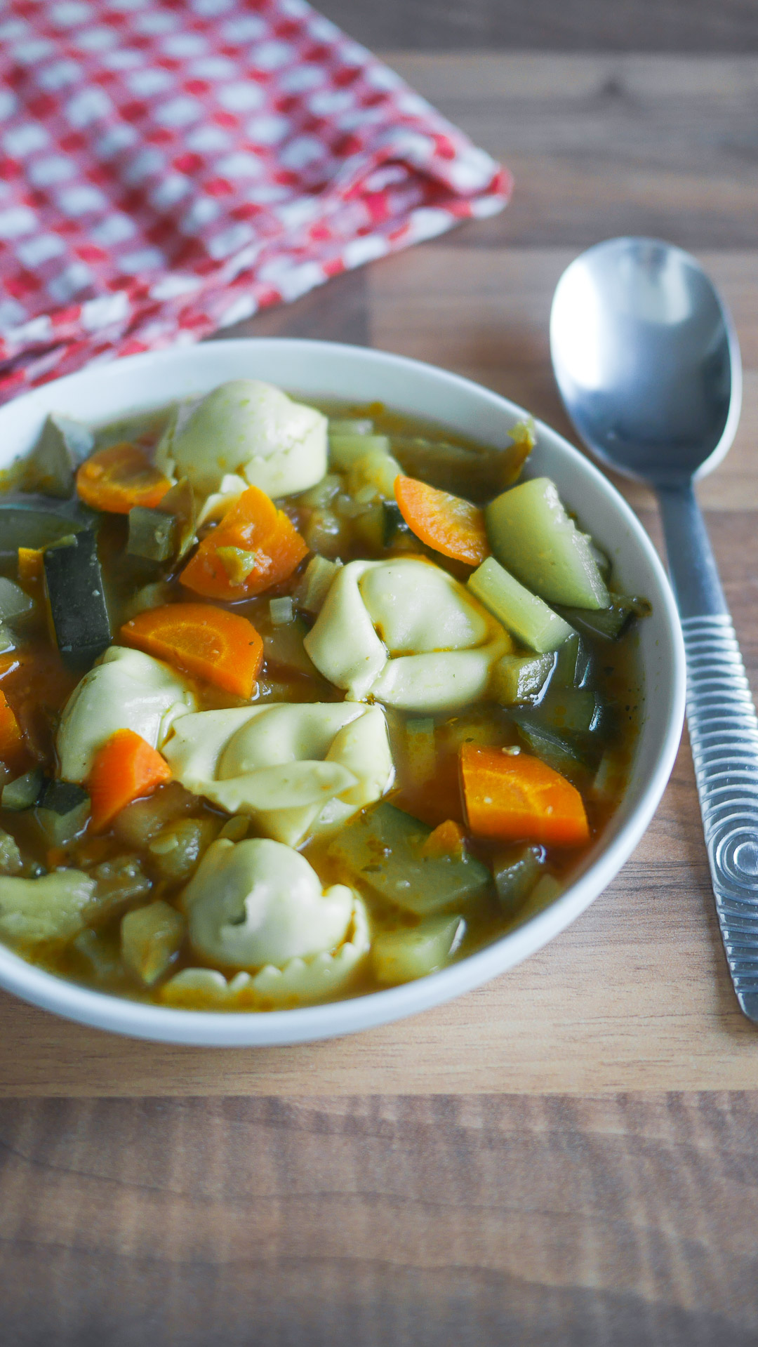 assiette de soupe de légumes aux tortellinis